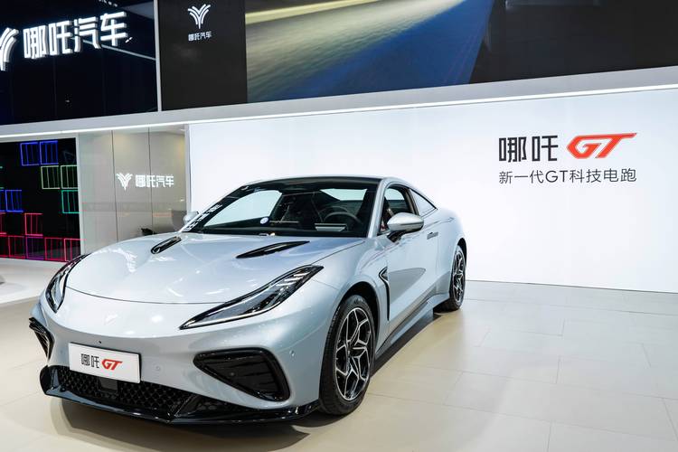 成都239哪吒汽车在智能汽车领域的表现，领途汽车在新能源汽车市场中的影响力